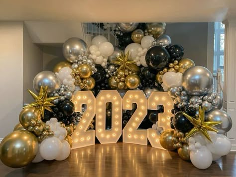 25 New Years Eve Balloon Arrangements - Lady Celebrations 2024 Marquee Numbers, New Year Balloon Decor, New Year’s Eve Balloon Garland, New Years Balloons, New Years Balloon Garland, New Years Backdrop, New Year's Eve Backdrop, Marquee Numbers, Arch Backdrops