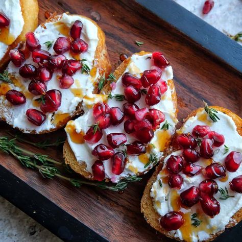 Goat Cheese Goat Cheese Pomegranate Appetizer, Pomegranate Crostini, Goat Cheese Pomegranate, Goat Cheese Log, Cheese Bites Recipe, Thanksgiving Servings, Goat Cheese Crostini, Pomegranate Recipes, Cheese Log