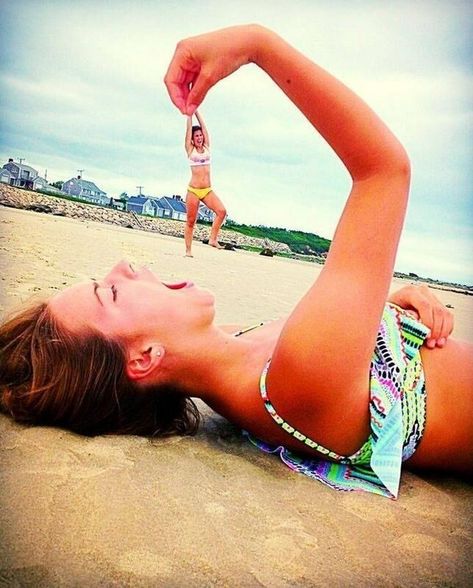 Funny Beach Pictures, Funny Friend Pictures, Foto Best Friend, Perspective Photos, Photos Bff, Funny Beach, Beach Humor, Beach Pictures Friends, Summer Picture Poses