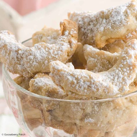 Gooseberry Patch Recipes: Ice Cream Nut Roll Crescents from Best-Ever Cookies, Brownies & Bars Cookbook Recipes Ice Cream, Gooseberry Patch Recipes, Nut Roll, Christmas Cookie Recipes Holiday, Nut Rolls, Gooseberry Patch, Cookie Table, Dessert Gifts, Cookies Brownies