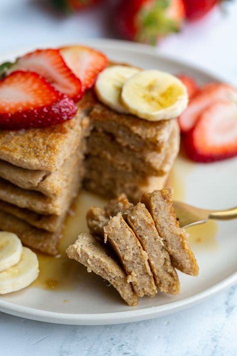 Start your morning off right with these incredible, easy Oat Flour Pancakes! They are the delicious gluten-free and vegan-friendly breakfast you have been waiting for! Plant Based Pancakes, Oat Flour Pancakes, No Flour Pancakes, Toasted Oats, Pancake Toppings, Oat Pancakes, Oat Cakes, Vegan Pancakes, Tasty Pancakes