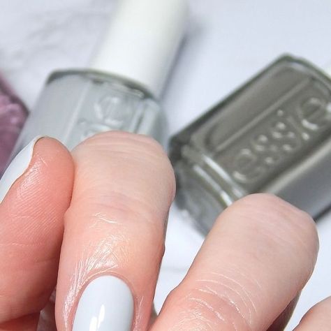 Lisa ~ DIY Nails • Nail Color Inspo • Natural Nails on Instagram: "Purple and gray for the skittle today. 💜🩶🤍

✦ POLISH DETAILS ✦ 
• all @essie •
thumb: press pause
pointer: press pause
middle: suits you swell
ring: set the tiki bar high
pinky: serene slate

••••••••••••••••••••

#essiepresspause #presspause #essiesuitsyouswell #suitsyouswell #essiesetthetikibarhigh #setthetikibarhigh #essiesereneslate #sereneslate #chezdayeskittle #skittlenails #essie #naturalnails #diynails #athomemani #manicure #nailinspo #nailcolorinspo #nailinspiration #nailstoinspire #shortnails #simplenails #nails #nailpolish #chezdayeessie #essie #essienails #essielove #essiepolish #essienailpolish #obsessie" Essie Polish, Nails Nailpolish, Essie Nail Polish, Color Inspo, Nail Color, Tiki Bar, Nails Nail, Paint Designs, Diy Nails