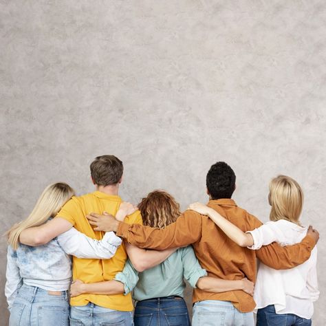 Back view friends hugging and looking up... | Free Photo #Freepik #freephoto #freepeople #freebeauty #freespace #freehappy New Collections Poster, Yearbook Photoshoot, Friends Group Photo, Friends Hugging, Group Photography Poses, Sister Photos, Smiling Man, Boy Best Friend, Life Poster