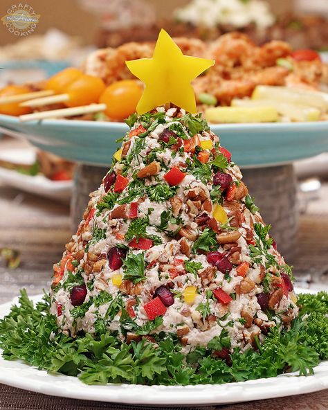 VIDEO RECIPE > Chicken Salad Christmas Tree! Fancy and Delicious! Christmas Party Finger Foods, Salad Christmas, Christmas Party Snacks, Christmas Desserts Party, Christmas Salad Recipes, Christmas Tree Food, Christmas Salads, Christmas Appetizers Party, Fancy Chickens