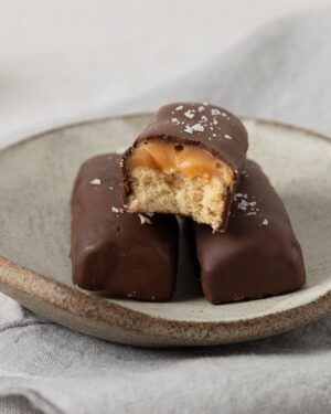 Protein Snickers, Snickers Bars Recipe, Shortbread Bars Recipes, Nougat Recipe, Brownie Vegan, Homemade Candy Bars, Candy Bar Recipe, Snickers Candy Bar, Snickers Candy