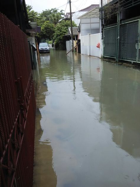 Banjir Couple Squad, Water Flood, Hospital Photography, Haha Photos, 9 Hours, 2 Photos, Go Out, Basement, From Home