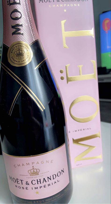 Moet Champagne Aesthetic, Champagne Lifestyle, Wine Inspiration, Tiffany Birthday, Champagne Tower, Christmas Barbie, Healthy Groceries, Champagne Cocktail, Coffee Cafe