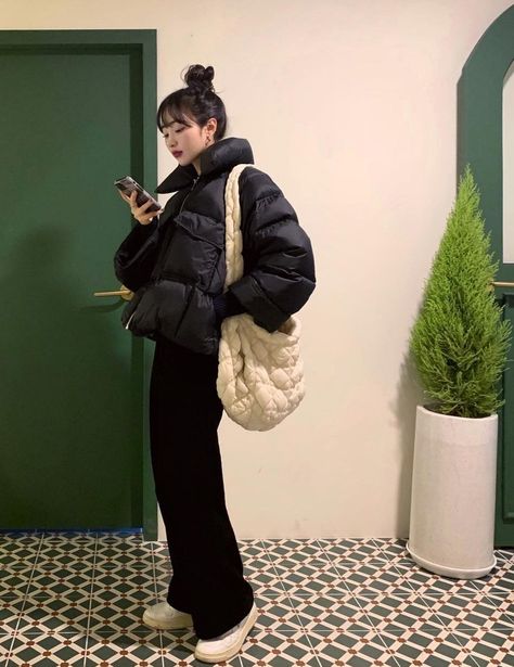 Puffer Jacket Outfit Oversized, Black Puffer Outfit, Korean Street Fashion Women, Women Puffer Jacket, Best Puffer Jacket, Korean Winter Outfits, Puffer Jacket Outfit, Korean Winter, Winter Outfits Aesthetic