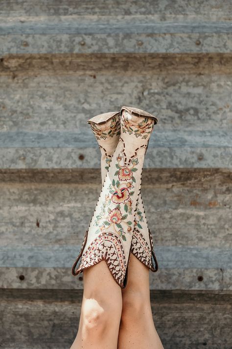 Cute Rodeo Outfits, Rodeo Attire, Liberty Black Boots, Bohemian Chic Outfits, Cute Cowgirl Boots, Western Shoes, Looks Country, Wedding Boots, Western Outfit