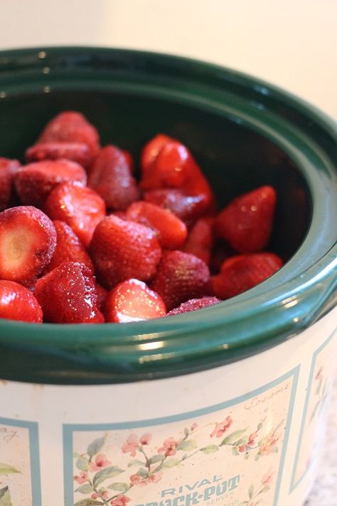 Slow Cooker Strawberry Spread at MamaLovesFood.com Slow Cooker Strawberry Butter, Slow Cooker Strawberry Jam, Crockpot Strawberry Butter, Crockpot Strawberry Jam, Fruit Spread Recipe, Strawberry Spread, Strawberry Syrup Recipes, Strawberry Stuff, Fruit Butter