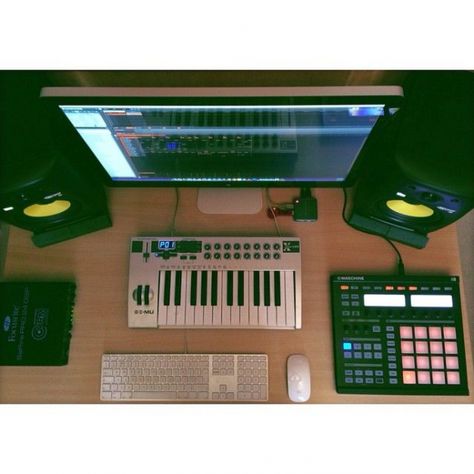 Home Recording Studio Setup Ideas, Vaporwave Room, Dj Studio, Home Recording Studio Setup, Recording Studio Setup, Home Studio Ideas, Home Music Rooms, Beat Maker, Audio Studio