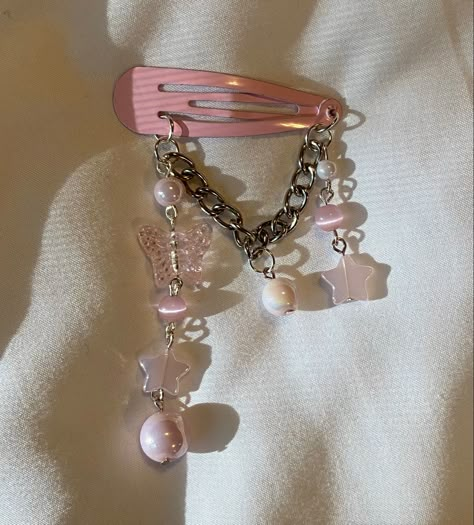 Oceancore Jewelry, Hair Clip With Charms, Diy Accesories Aesthetic, Pink Hair Clips Aesthetic, Charm Hair Clips, Diy Bracelet Aesthetic, Minimalist Beaded Jewelry, Hair Accesories Aesthetic, Beaded Hair Clip