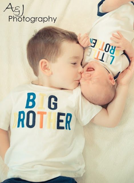 Brother Pictures, Brother Photos, Foto Newborn, Poses Family, Newborn Family Photos, Baby Pictures Newborn, Sibling Photography, Big Brothers, Sibling Photos