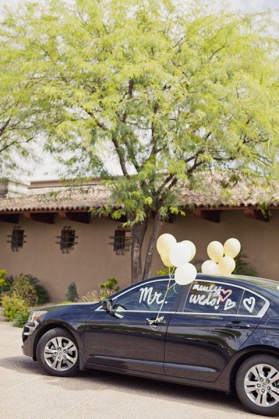 Simple and sweet - balloons and car paint! Car Window Paint, Wedding Car Deco, Just Married Car, Marriage Reception, Wedding Car Decorations, Scottsdale Wedding, Quinceanera Themes, Car Decorations, Leyte