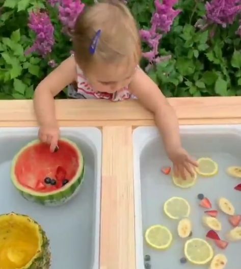 Simple Fruit Play Sensory Activity Photo Fruit Sensory Play, Fruit Sensory Bin, Fruit Activities For Toddlers, Water Activities For Preschoolers, Fruits Activity, Koala Room, Lemonade Ideas, Thema Fruit, Messy Play Activities