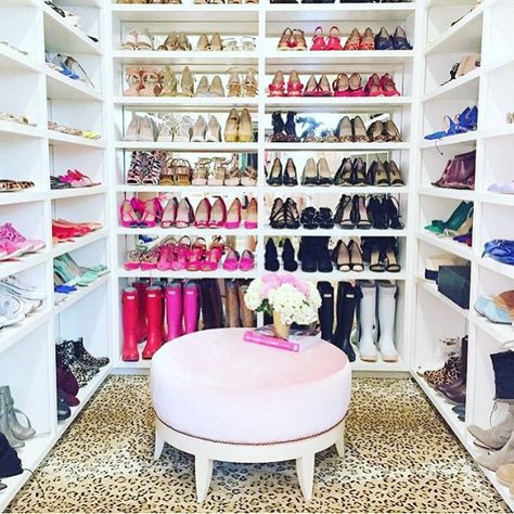 Daydreaming about closets ... I know, I should be working. I think I'd be so much more productive with a closet like this tho' ... I'm just saying ... {: via @chebren} Ideas De Closets, Diy Walk In Closet, Pink Velvet Chair, Contemporary Closet, Closet Vanity, Celebrity Closets, Shoe Room, Big Closets, Closet Office