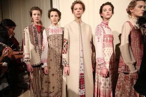 “.@patmcgrathreal defined the beauty look at #Valentino’s couture show as “poetic” and “pure”: http://t.co/iCT4lx6Ch9” Angel Faces, Mode Russe, Valentino Haute Couture, Valentino Couture, Folk Fashion, Russian Fashion, Hijab Style, 여자 패션, Looks Style