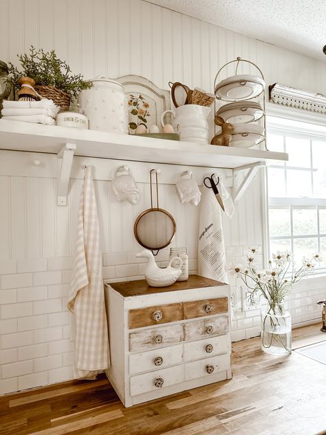 Cozy Spring Farmhouse Tour - Itty Bitty Farmhouse Itty Bitty Farmhouse, Comfy Farmhouse, Farmhouse Tour, Farmhouse Vibes, Spring Farmhouse, Spring Kitchen, Spring Refresh, Antique Finds, Spring Decor Diy