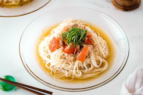 Cold Tuna and Tomato Somen Summer Noodles, Yakimeshi Recipe, Tuna And Tomato, Japanese Rice Dishes, Tuna Tomato, Lenten Recipes, Asian Noodle Recipes, Easy Japanese Recipes, Cold Noodles