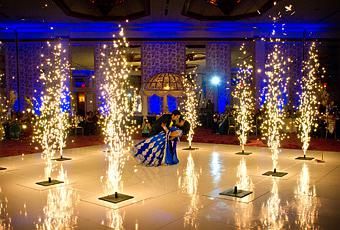 What a great dramatic idea! Indoor Fireworks: Illumination Fireworks Photography: Jen O'SullivanThanks to: South Asian Bride Indoor Fireworks, Wedding Dresses Indian, Dance Floor Wedding, Wedding Sparklers, Big Fat Indian Wedding, Desi Wedding, Indian Wedding Decorations, Online Wedding, Wedding Dance