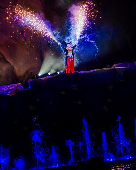 Fireworks at Disney are pretty spectacular, BUT that isn't the ONLY nighttime entertainment at the parks! Fantasmic is a live show full of pyrotechnics, music, projections, and LOTS of characters. . You can catch it nightly at Disney's Hollywood Studios. This is an incredibly popular show and although the theatre holds alot, if you want a good seat, you need to show up EARLY! . If it is a night where there are two shows, opt for the second showing. If there is only one performance, definitely... Fantasmic Hollywood Studios, Mgm Studios, Disney's Hollywood Studios, Disney Photography, Hollywood Studios Disney, The Theatre, Disney Tips, Disney Park, Popular Shows