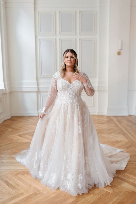 Ideas For Wedding Dress, Wedding Dress Fall, Modern Day Princess, Plus Size Wedding Dresses With Sleeves, Curvy Wedding, Plus Wedding Dresses, Soft Ball, Plus Size Wedding Gowns, Fall Plus Size