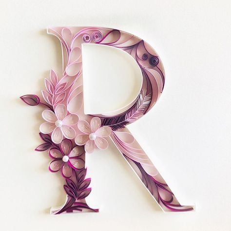 sandalicreation on instagram Quilling Initials, Quilling Alphabet, Quilling Videos, Quilling Letters, Quilling Pattern, Monogram Art, Quilling Work, Desain Quilling, Quilled Paper Art