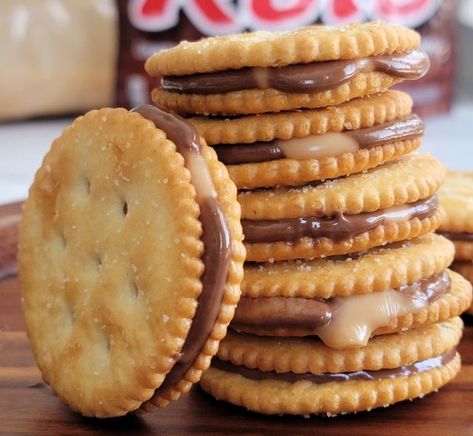 Ritz Cookies, My Heavenly Recipes, Rolo Cookies, Ritz Cracker Recipes, Pie Crust Recipe Easy, Heavenly Recipes, Cracker Candy, Christmas Eats, Crackers Recipe