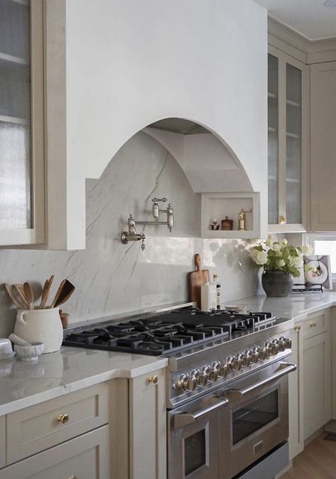 Feature Rangehood Kitchen, Rangehood Kitchen Design, Arched Vent Hood Ideas, Stucco Kitchen Hood, Arched Kitchen Hood, Kitchen Hood Plaster, Arch Range Hood, Plaster Vent Hood Ideas, Arched Hood Vent