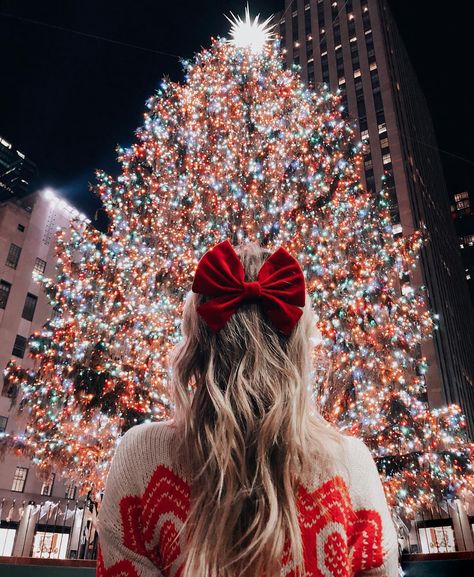 Instagram post by Anna Kloots | inspiring travel • Dec 24, 2018 at 2:38pm UTC Love Surprise, Get Paid To Travel, Christmas In New York, Paid To Travel, Christmas Spectacular, Nyc Christmas, Christmas Wrap, Rockefeller Center, Winter Photos