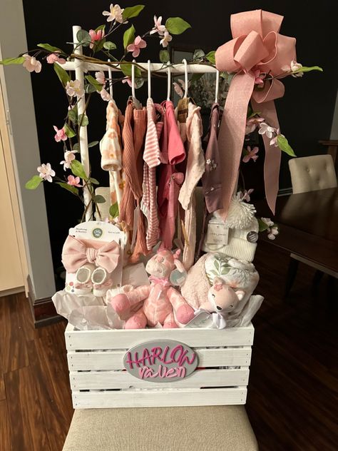 Baby Shower Baskets Girl, Baby Shower Basket Gift Ideas Girl, Newborn Gifts Diy, Baby Girl Gift Basket, Easy Baby Shower, Newborn Gift Basket, Baby Shower Baskets, Baby Shower Cake Pops, Baby Shower Crafts