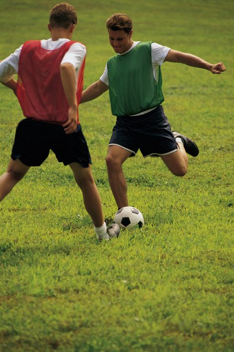 Teenage boys playing soccer Healthy Football, What To Eat For Breakfast, Soccer Images, Soccer Game, Soccer Match, Soccer Skills, Playing Football, Soccer Boys, Soccer Games