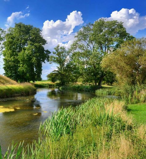 On the river bank. Elizabethan Water Garden, Lyveden, Northamptonshire. Baz Richardson, flickr. Lukisan Lanskap, River Rock Landscaping, Matka Natura, Lazy River, River Bank, Green Forest, Nature Wallpaper, Landscape Photos, Nature Travel