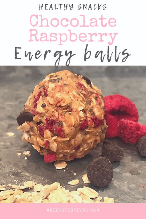 Healthy Sport Snacks, Healthy Chocolate Snacks, Snack Chocolate, Healthy Snack Recipe, Raspberry Oatmeal, Protein Balls Recipes, Healthy Protein Snacks, Freeze Dried Raspberries, Dried Raspberries