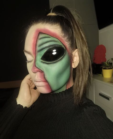 Simple Alien Makeup, Alien Face Paint, Sci Fi Makeup, Weird Characters, Shower Makeup, Alien Makeup, Awesome Makeup, Alien Face, Alien Costume