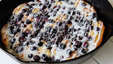 Blueberry Cinnamon Skillet Pizza Recipe - Pillsbury.com Canned Cinnamon Roll Recipes, Blueberry Dessert Pizza, Skillet Pizza Recipe, Cinnamon Roll Recipes, Pizza Sugar Cookie, Pillsbury Cinnamon Rolls, Skillet Pizza, Pillsbury Recipes, Roll Recipes