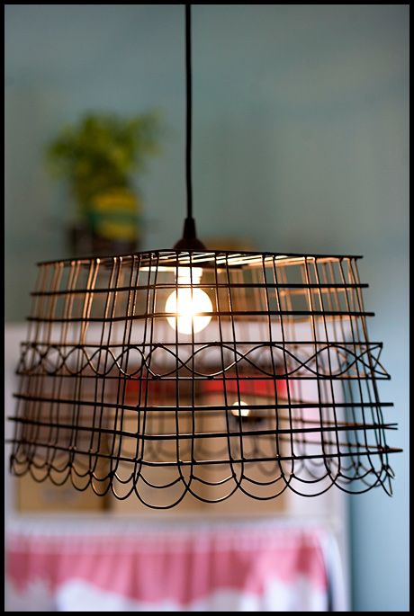 DIY pendant so awesome :-) Diy Wire Basket, Anthropologie Hacks, Luminaria Diy, Diy Pendant Light, Lampe Diy, Diy Lampe, Deco Luminaire, Basket Lighting, Diy Casa