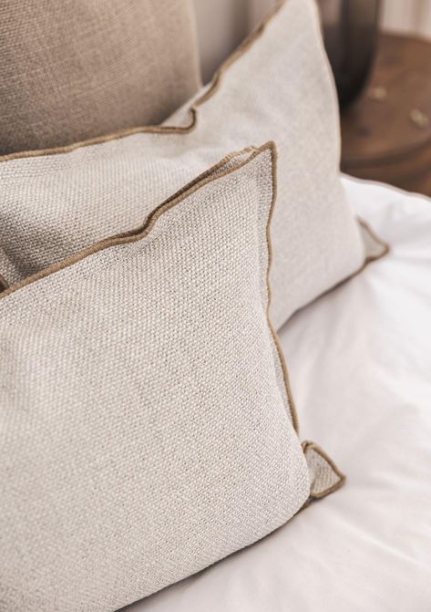 Hertex Internationals éditeur Linen Quarter Upholstery Collection Texture Cushion, Luxurious Cushions, Linnen Pillows, Cushion Inspiration, Hotel Linen, Linen Scatter Cushions, Luxury Cushions, Online Interior Design, Interior Inspo