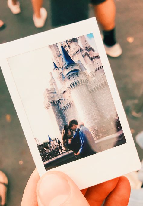 Disneyland Couples Pictures, Disney Couple Outfits, Disney World Aesthetic, Disney Poses, Disney Honeymoon, Disney Photo Ideas, Disney World Pictures, Couples Vibe, Couple Picture Poses