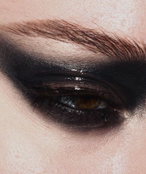 Katniss Everdeen Makeup, Glossy Smokey Eye, Katniss Everdeen Aesthetic, Annatar Sauron, Black Swan Movie, Festival Makeup Glitter, Goth Makeup, Afraid Of The Dark, Katniss Everdeen