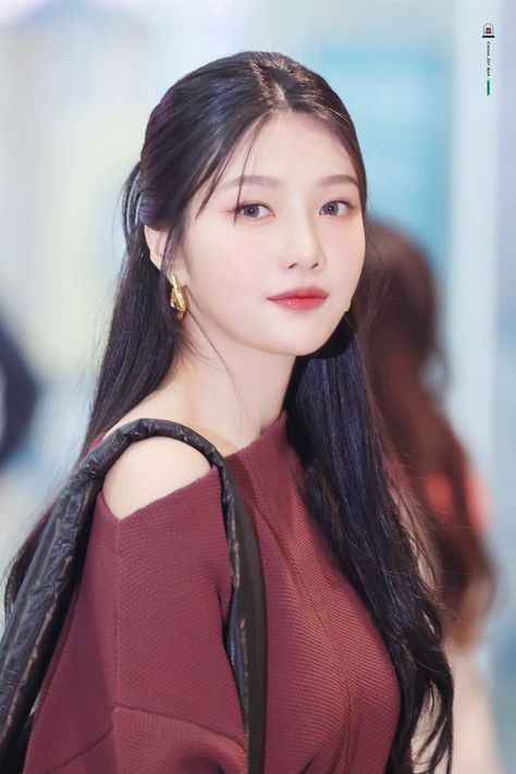 Park Joy, Velvet Aesthetic, Always In My Heart, Daily Hairstyles, Velvet Clothes, Elegant Dresses Classy, Red Velvet Joy, Velvet Hair, Kpop Girl Bands