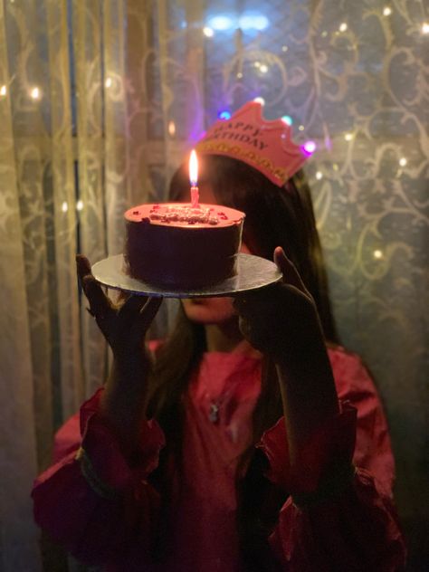 Cake Dp, Birthday Girl Dp, Aisha Khan, Birthday Dp, Birthday Dpz, Birthday Pic, Beautiful Eyes Images, Food Captions, Sister Poses