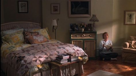 Inspiration From You've Got Mail: Kathleen Kelly's Apartment | Everyday Planet You've Got Mail Apartment, Homey Bedroom, Movie Bedroom, Nora Ephron, Meg Ryan, Cute Cottage, You've Got Mail, Shabby Chic Bedroom, 아파트 인테리어