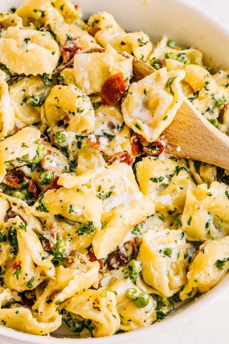 Easy Bacon Carbonara Tortellini Bisquick Cornbread, Baked Barbeque Chicken, Easy Tortellini, Oven Baked Bbq Chicken, Bacon Carbonara, Spaghetti Carbonara Recipe, Tortellini Bake, Chicken Tortellini, Baked Bbq Chicken