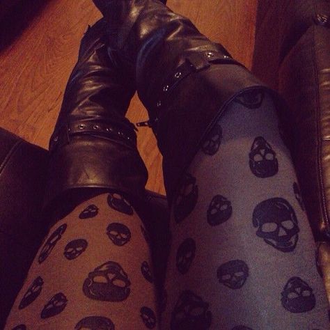 Skull leggings Skull Leggings, Leggings And Socks, Pretty Little Liars, Dream Clothes, Fitness Inspo, Passion For Fashion, Autumn Winter Fashion, Dress To Impress