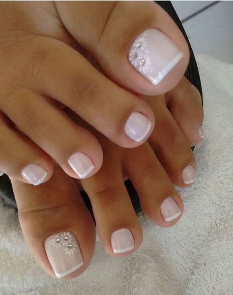 Flower pedi Wedding Toe Nails, Pedicure Designs Toenails, French Pedicure, Gel Pedicure, Gel Toe Nails, Toe Nail Color, Pretty Toe Nails, Cute Toe Nails, Summer Toe Nails