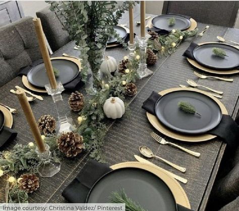 Dinner Table Set Up, Balcon Mic, Christmas Dinner Table Settings, Silver Christmas Decorations, Tafel Decor, Christmas Stockings Diy, Christmas Dinner Table, Dinner Table Setting, Table Setting Decor