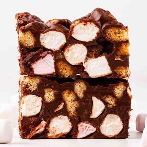 Rocky Road {Best Ever Recipe!} Rocky Road Squares, Homemade Rocky Road, Easy Rocky Road Recipe, Easy Rocky Road, Slow Cooker Fudge, Pan Desserts, Cranberry Bites, Rocky Road Recipe, Callebaut Chocolate