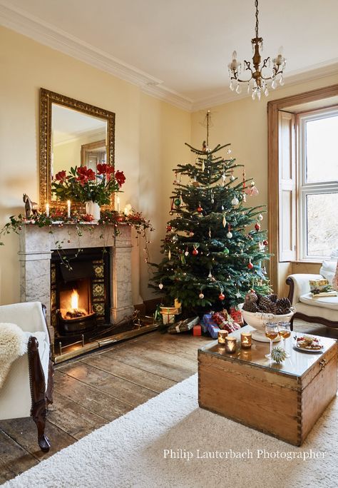 Christmas in a Beautiful Restored Victorian terraced house Houses With Christmas Lights, Terraced House Interior, House Christmas Lights, Interior Lounge, Open Plan Dining, Bedroom Display, Living Room Candles, Victorian Room, Christmas Victorian