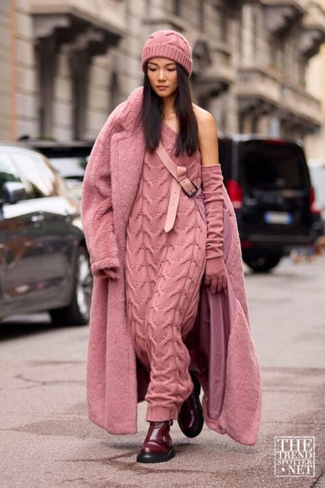 Knitted Dress Outfit, Estilo Hippie, Winter Mode, Milano Fashion Week, Knitwear Fashion, Cool Street Fashion, Fashion Week Street Style, Street Style Looks, Knit Fashion